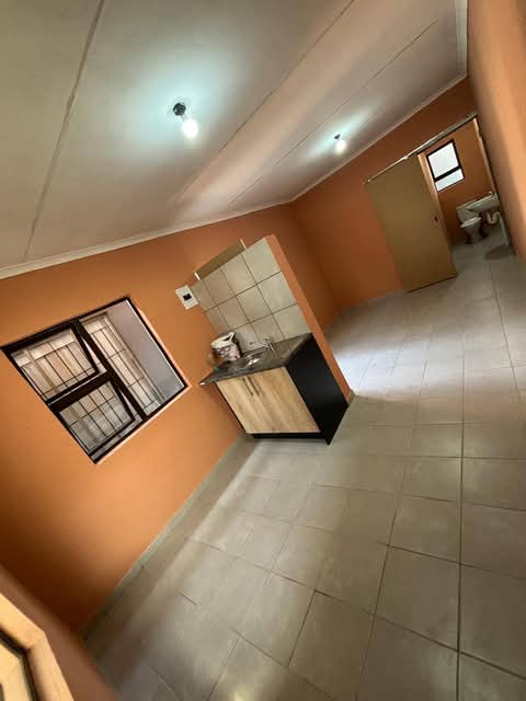 2 roomed bachelor accommodation toilet n show  in Leondale