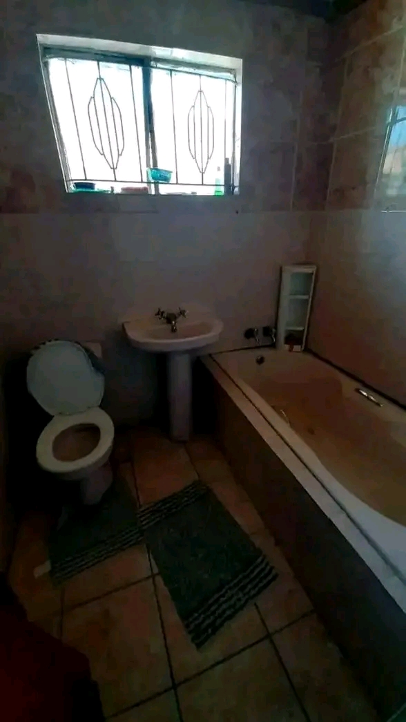 2 bedroom house -with 5 outside rooms -to ren  in Ebony Park