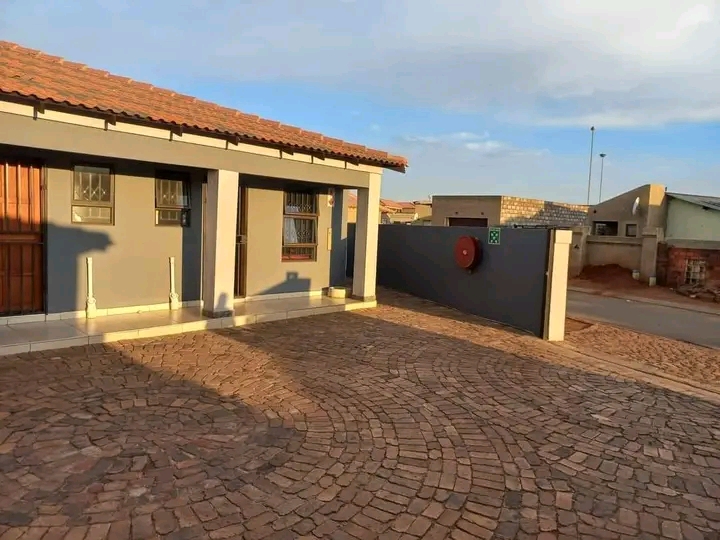 1 beautiful neat bachelor available 
 availa  in Vosloorus
