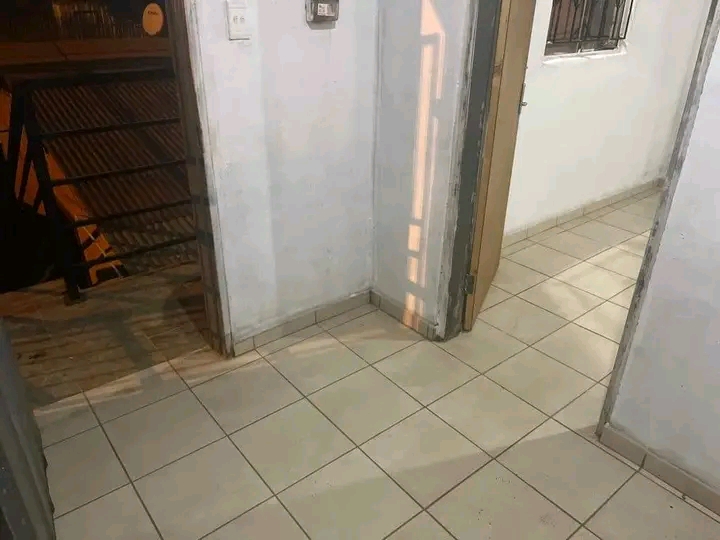 2 room 
mqantsa next to tembisa station
has  in Tembisa