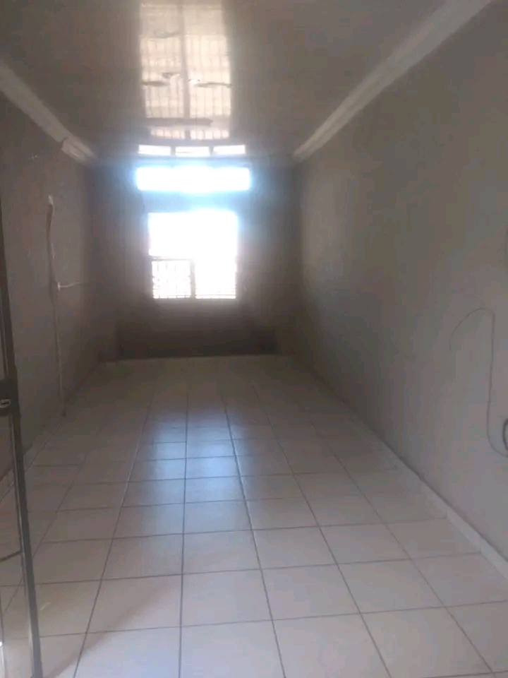 Garage near municipal and koma road rent is r  in Zondi