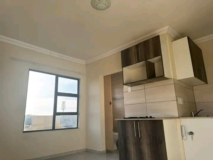 Bachelor room available immediately in ext 36  in Olievenhoutbosch