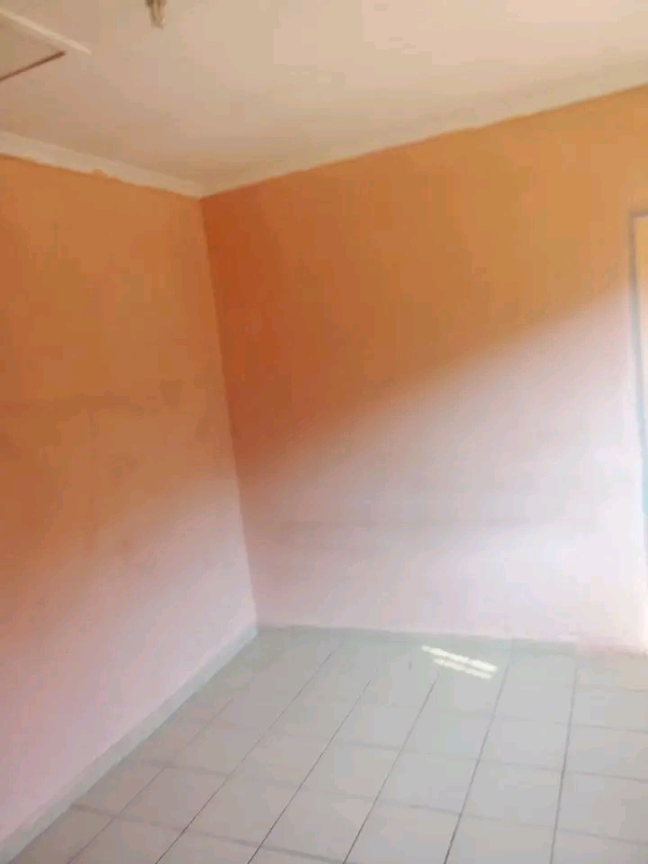 R2500 rent. r1000 deposit payable over 2month  in Ebony Park