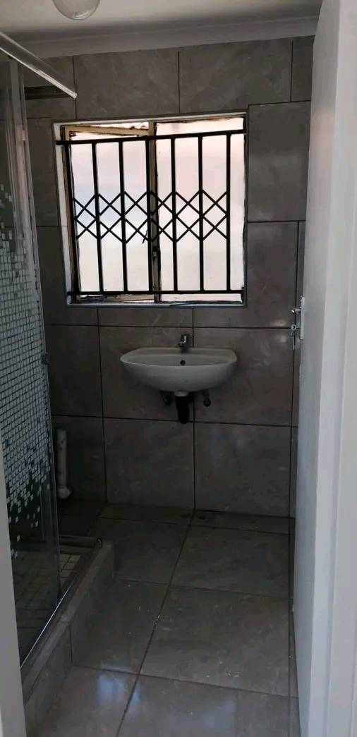 2 bedroom 1 bath house for rent in green vill  in Soweto