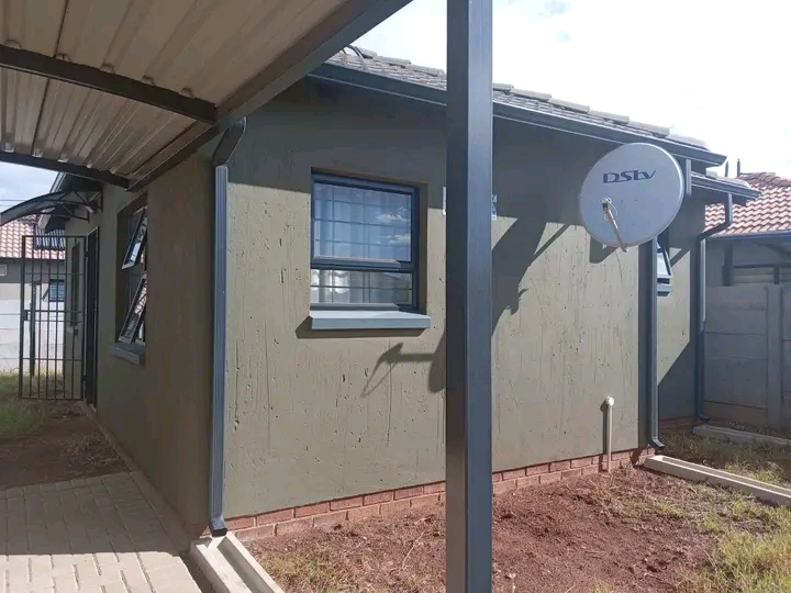 2 bedroom house to rent in ext 44
1.location  in Protea Glen