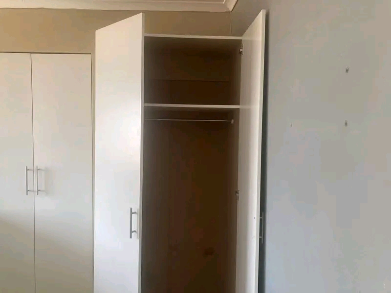 Bachelor ensuite ext 12 r2500 pm
deposit req  in Protea Glen