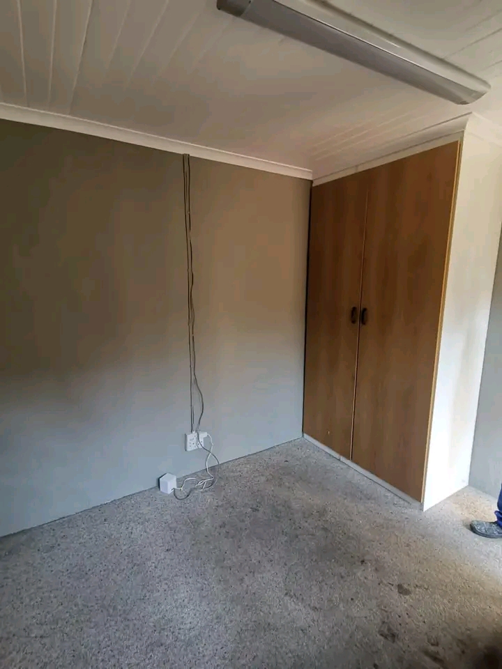 Small outside room for one person 
rent r190  in Jeppestown