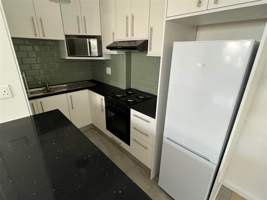  this 1 open plan  bedroom and kitchen is loc  in Cape Town