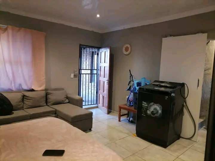 Bachelor available end of november in ex2 for  in Rabie ridge