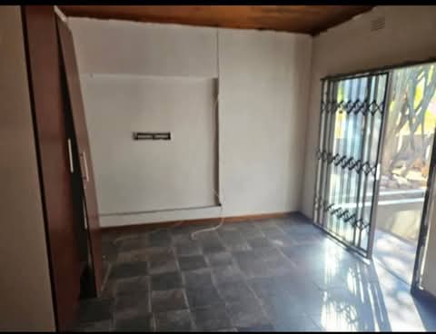 Spacious garden cottage available immediately  in Lombardy East
