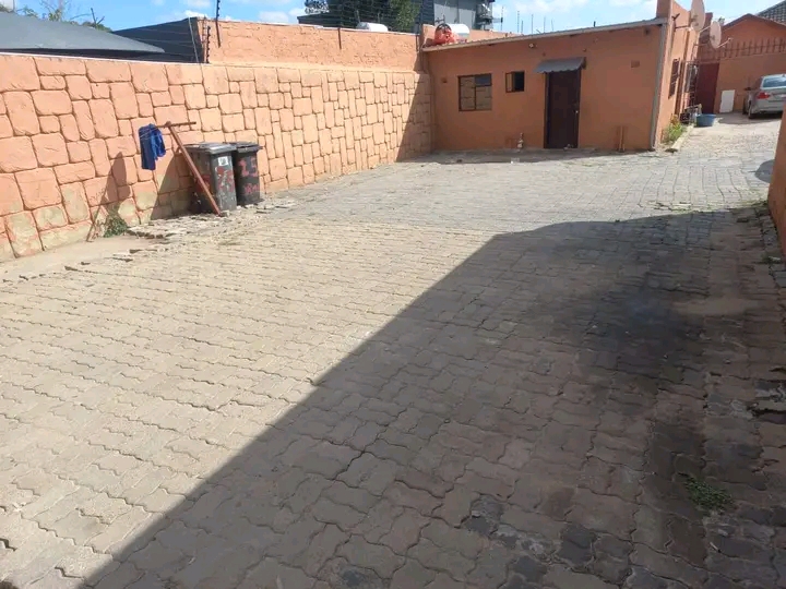 Neat and spacious one bedroom cottage availab  in The Hill
