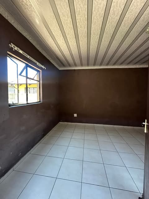 R1500. spacious room available in protea city  in Protea Glen