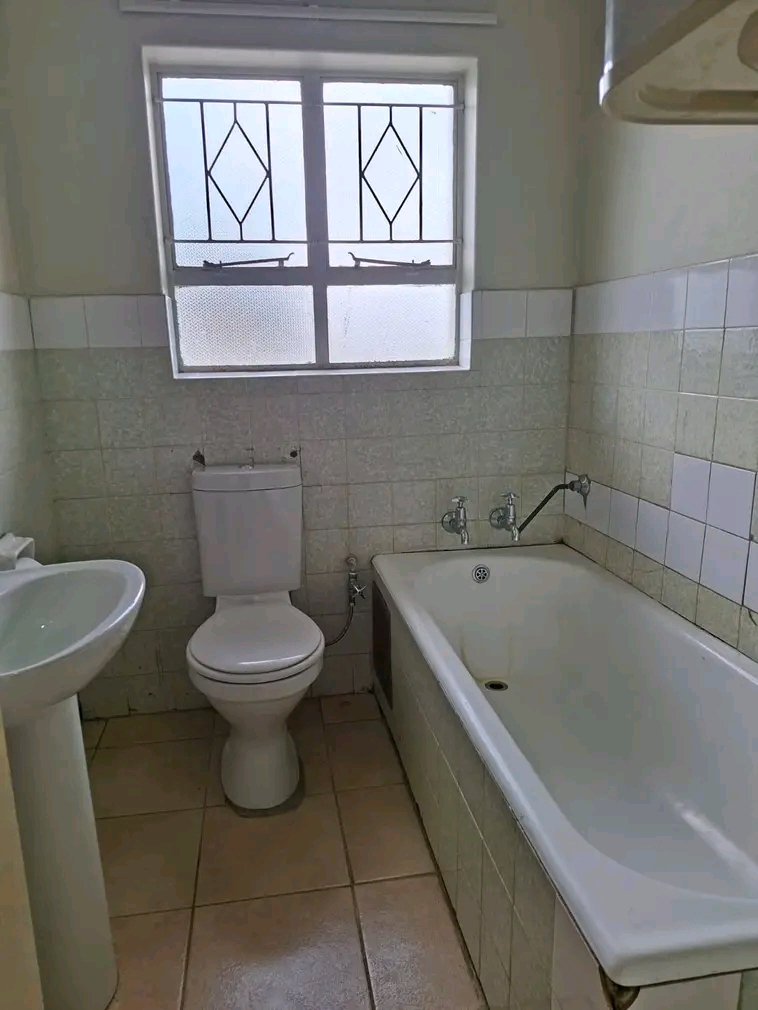 Jhb cbd 
vale court 
2nd floor newly renova  in Betrams