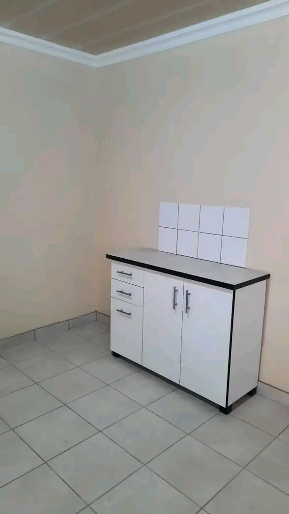 Ensuite available immediately for rental with  in Naturena