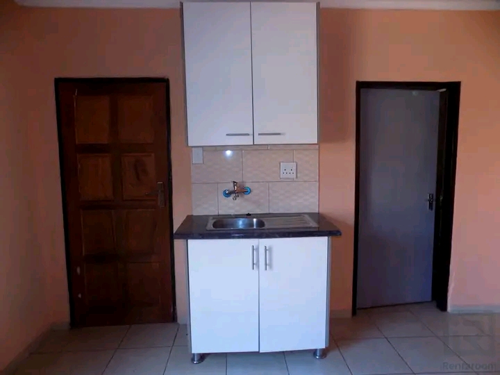 Ensuite room available to rent
rent: r2000 p  in Protea Glen