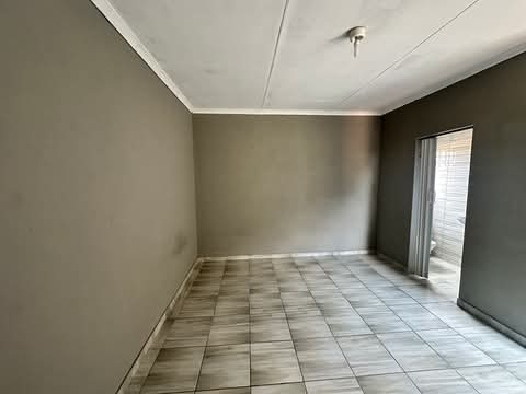 🏠 en-suite to rent
📍 ext 27, soweto
�  in Protea Glen