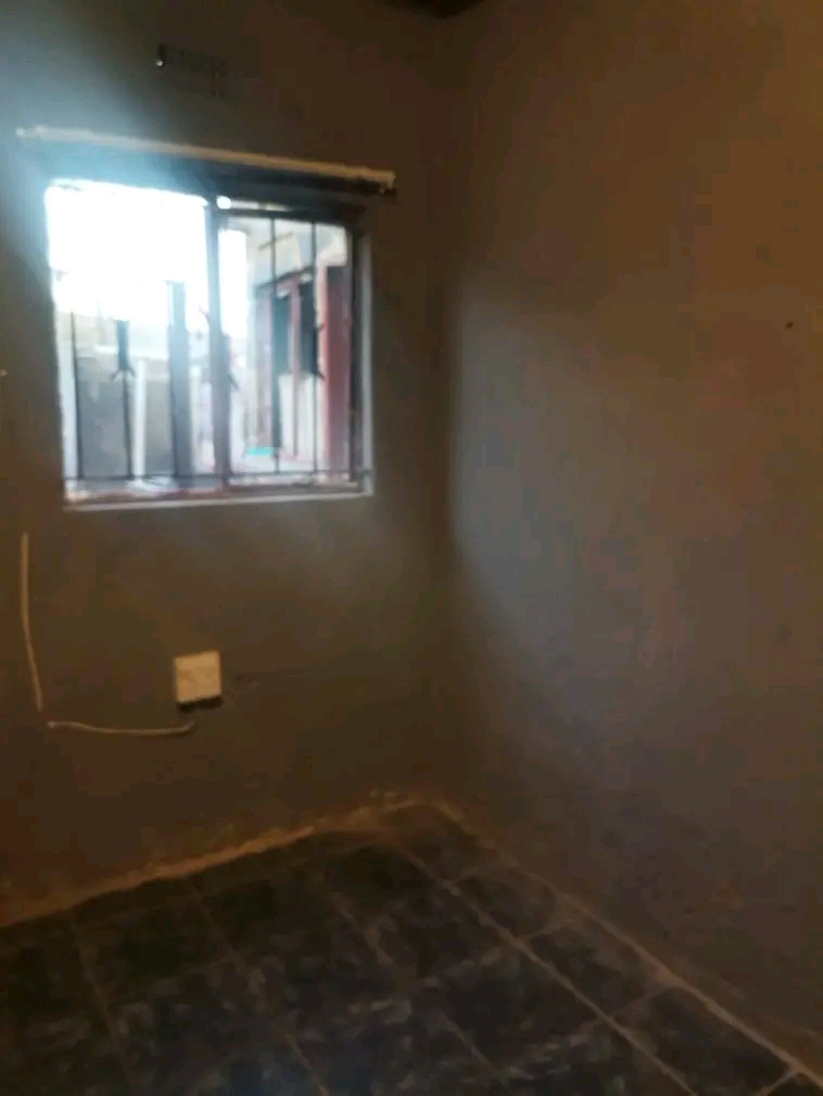 Room to rent available near club house 1000 n  in Mapetla