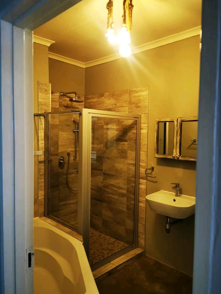 House for rent
farrarmere 
3 bedroom
2 bat  in Benoni