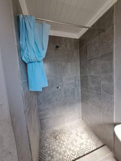 Bachelor to rent in ext 11 for r3000
free un  in Protea Glen