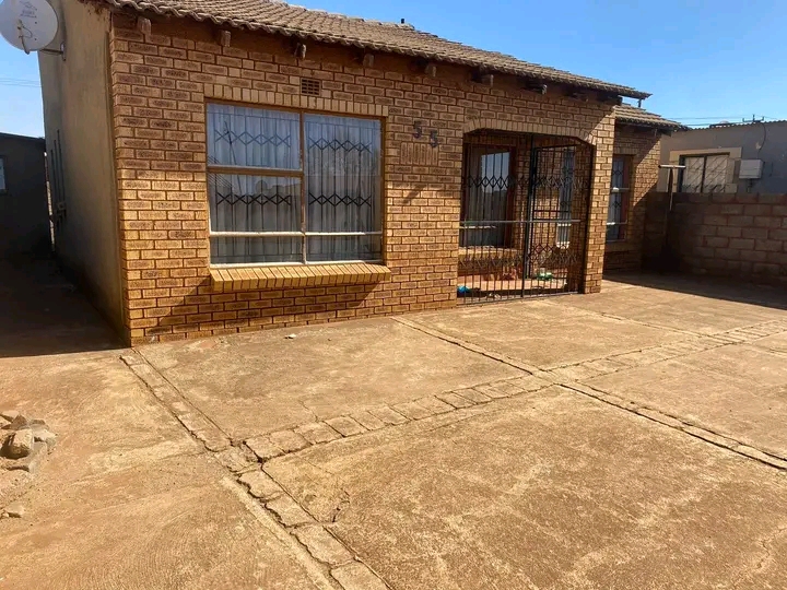 House to rent, ext 28 phase 1 r2800 rent r280 in Vosloorus