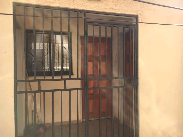 Garage size room rent r2000 deposit r2000
ou  in Protea North