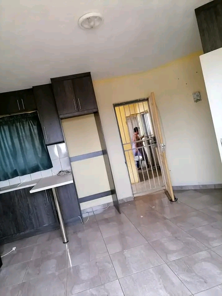 Studio with a kitchen, own toilet and shower   in Benoni