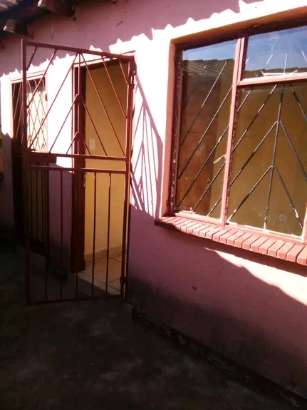 Two rooms with ajoining door to the other roo  in Vosloorus