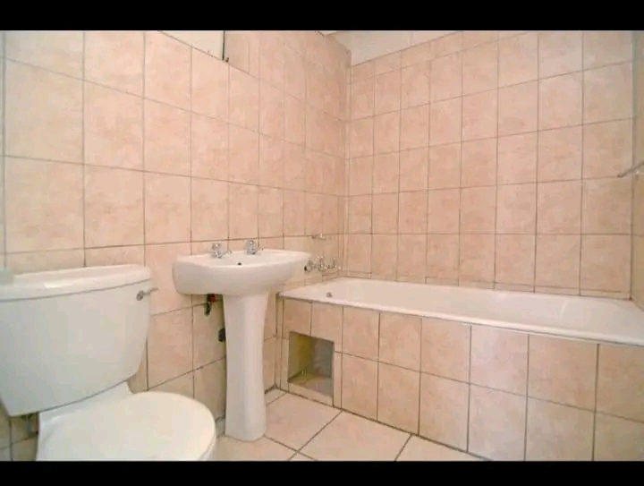 Big sitting room space available, r1500 whats  in Berea