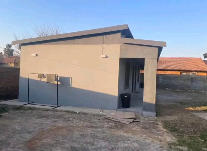 Bachelor units to rent 
 fitted as standard:  in Dawn Park