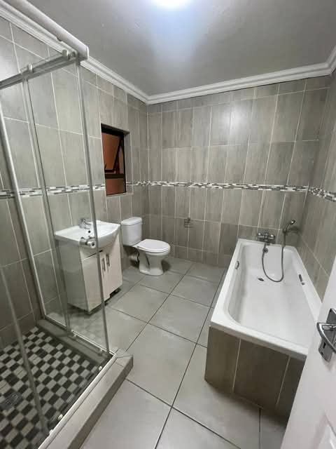 2 x 2 bed 1 bathroom 
pre paid water 
pre p  in Edenvale