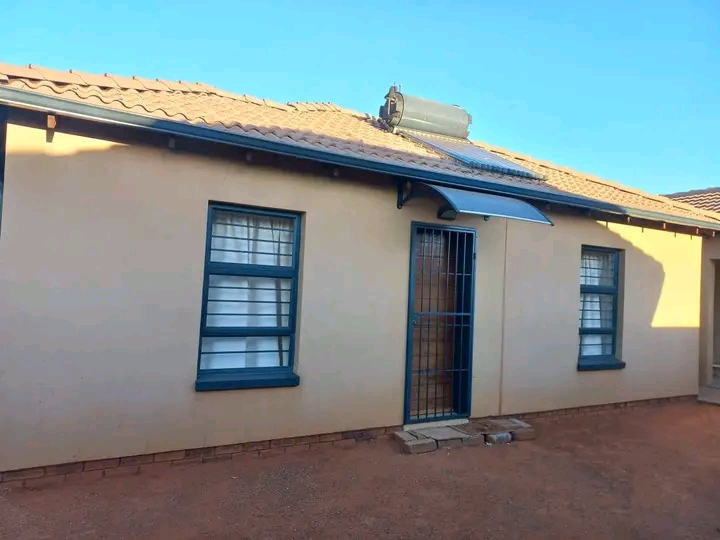 2 beds house for rental with two outside room  in Protea Glen