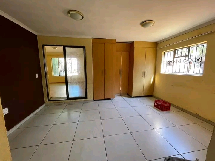 1 bedroom  cottage, comes with  lounge,fitted  in Old Birch Acres