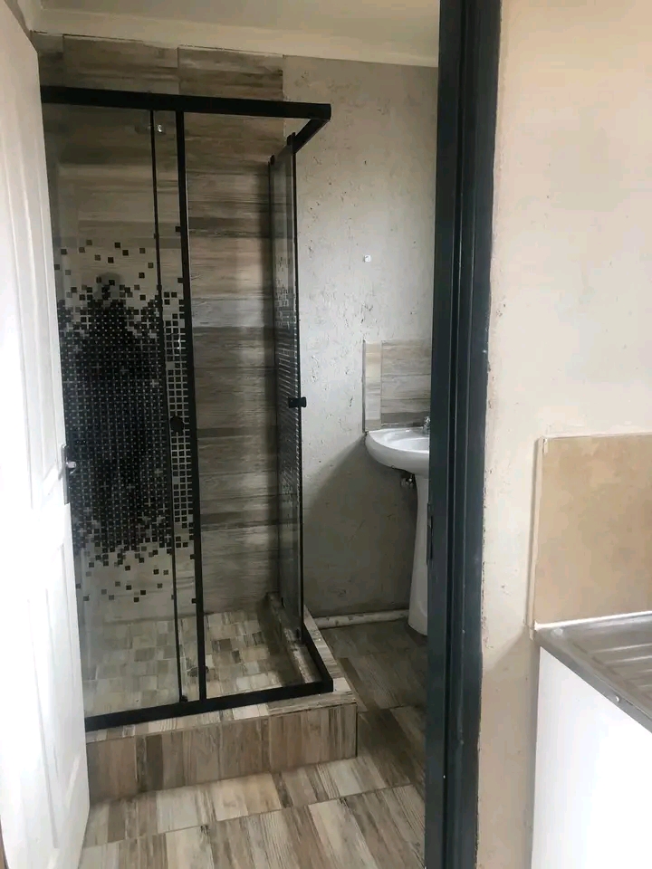 En-suite room to rent at extension 40 for r23  in Protea Glen