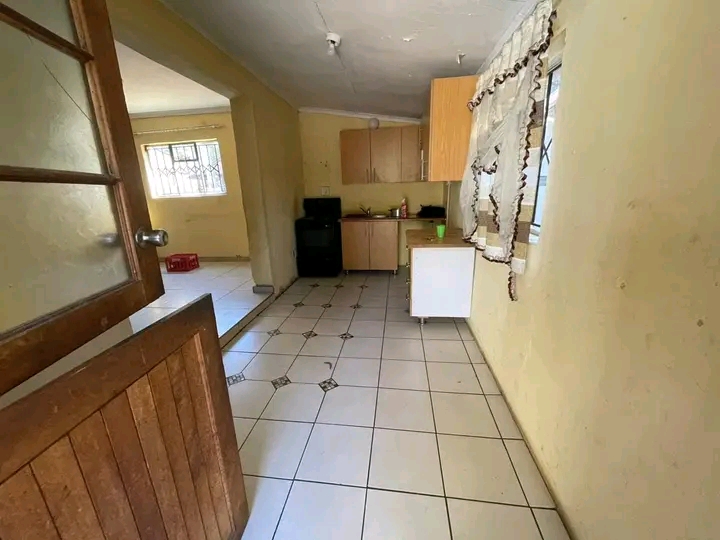 1 bedroom  cottage, comes with  lounge,fitted  in Old Birch Acres