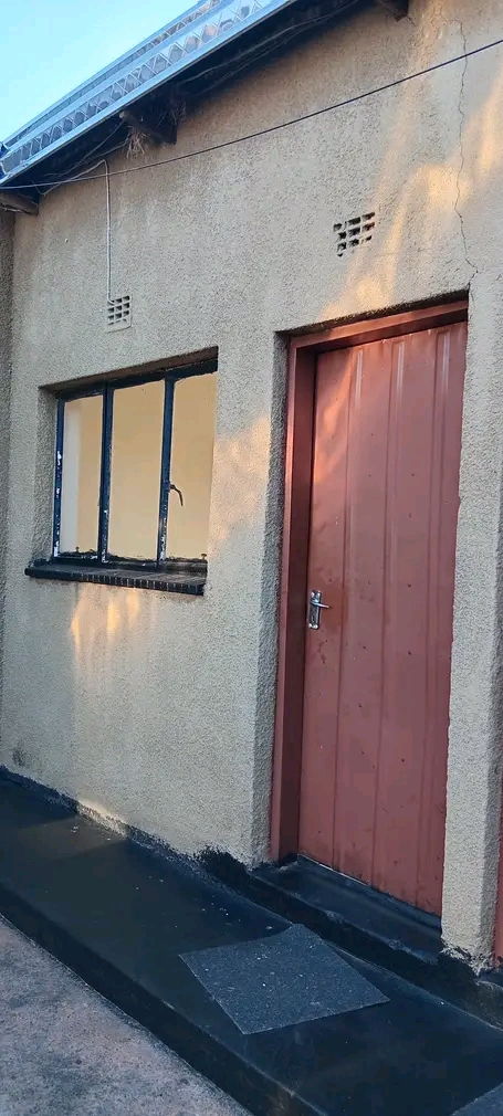 Room near municipal and ikhwezi station rent   in Zondi