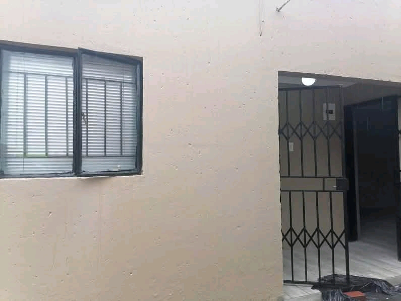 Room available immediately for rental with sh  in Naturena