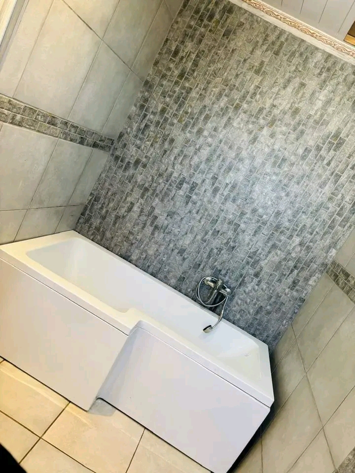 A 1 bedroom with toilet and bath tub🛁  ins  in Vosloorus