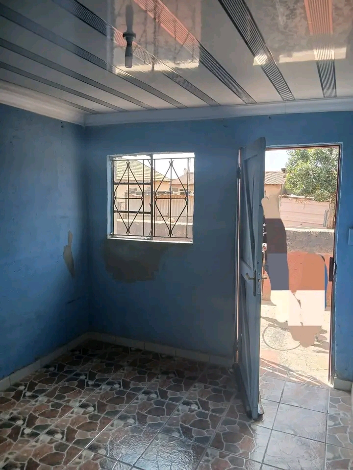 Room to rent available at sithame

-tiled a  in Tembisa