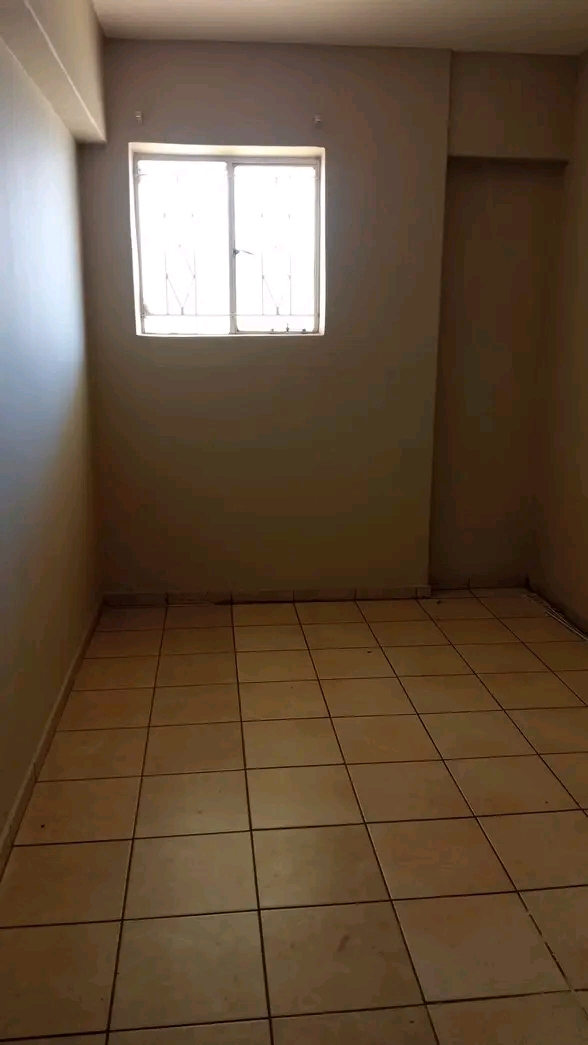 Flats and rooms available at  turf centre 82   in Turffontein