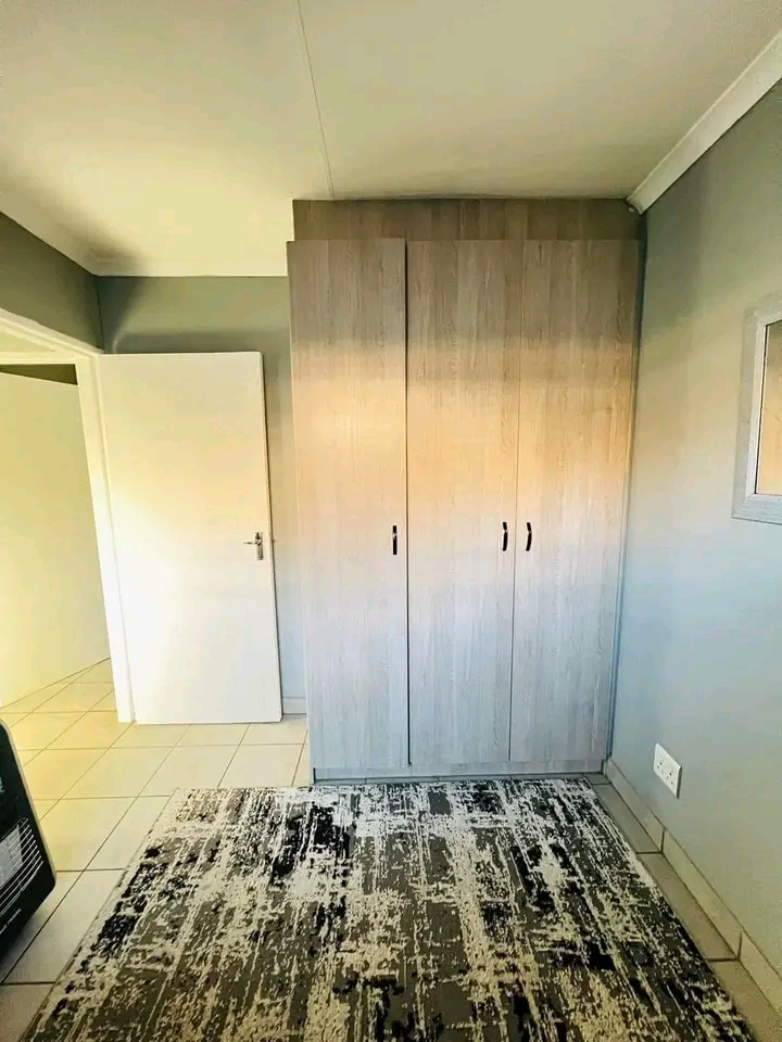 Neat & clean 3 bedroom house. 
empty & avail  in Alberton