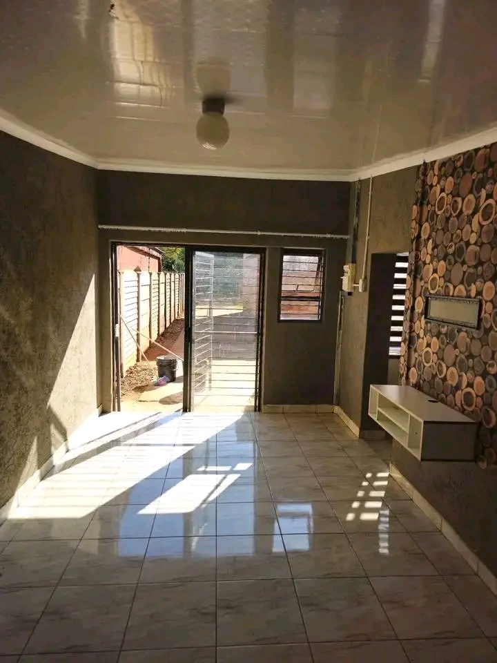 Bachelor to rent in west for r3 500 it has sh  in Mamelodi
