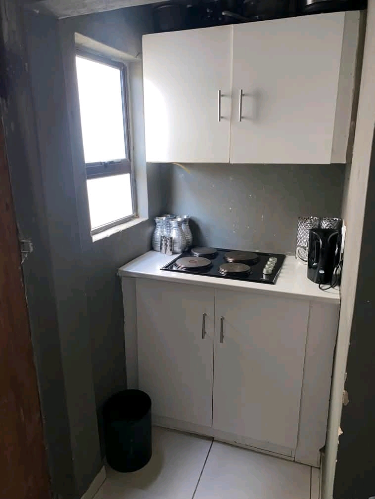 Beautiful open plan bachelor consists of fitt  in Norkem Park