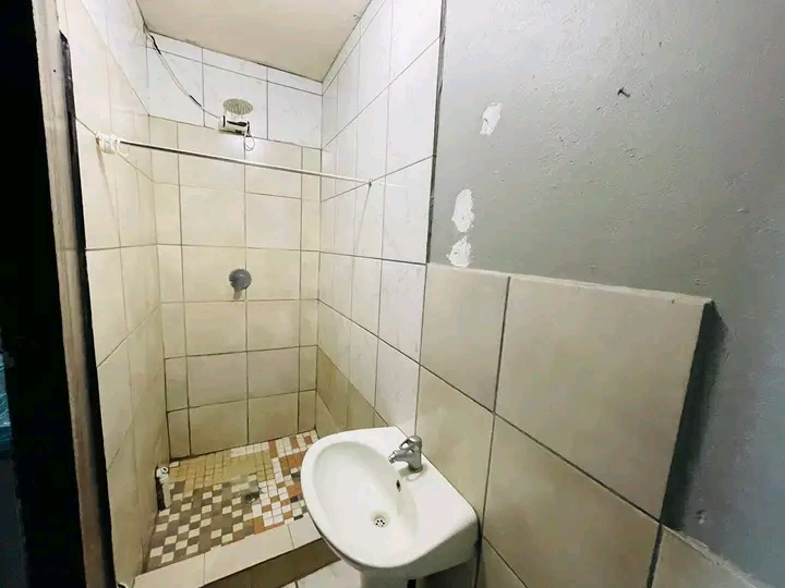 1 spacious bedroom cottage with a fitted wald  in Norkem Park