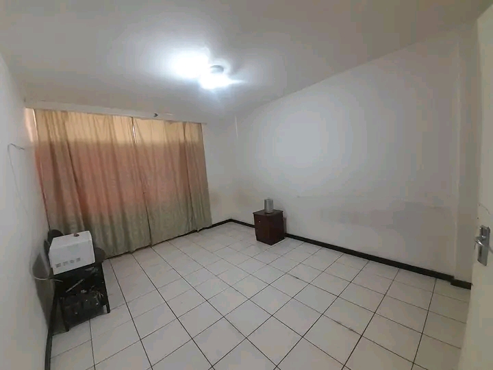 Big room with wardrobe in shared flat availab  in Kempton Park