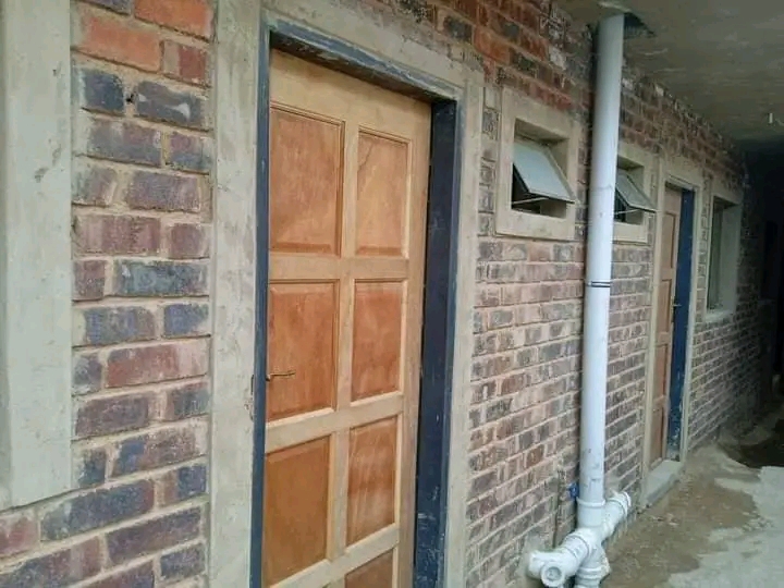 Small bachelor to rent available at thlamathl  in Tembisa