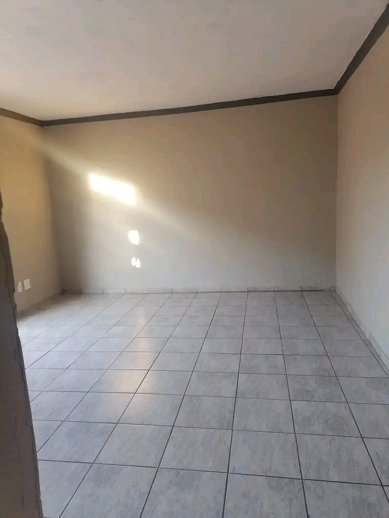 A bachelor room will be available from 01 mar  in Olievenhoutbosch