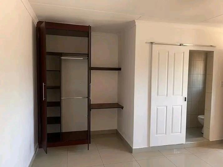 This gorgeous and clean bachelor is located i  in Kempton Park