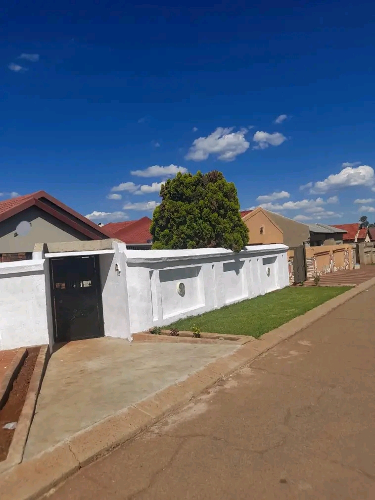 Area: ext25📍
rental price r5500 plus depo  in Vosloorus