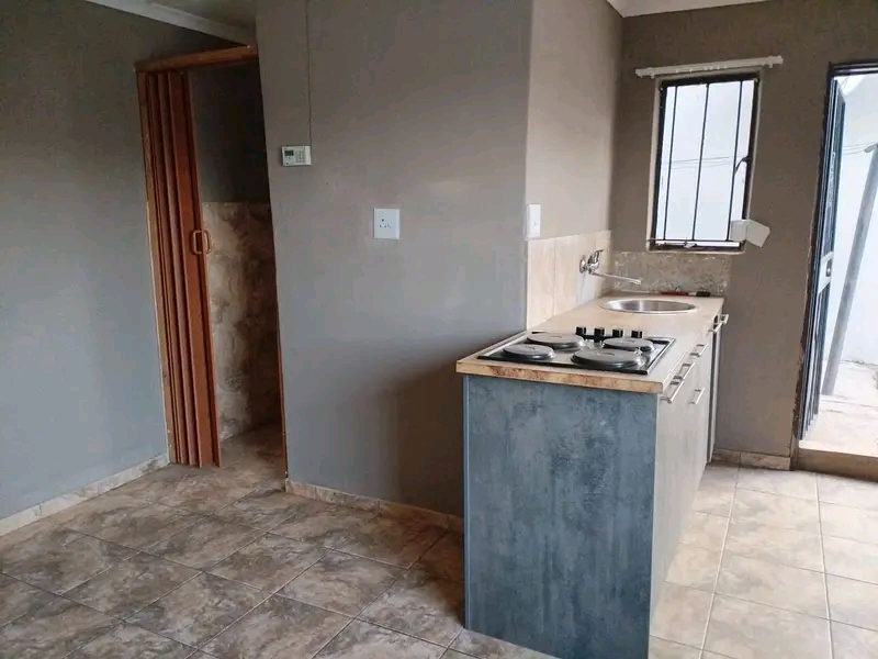 Ensuit room available for rental 
location:   in Protea Glen