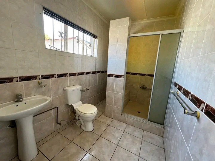 2 bedroom cottage available to rent 🏡 
es  in Roodepoort